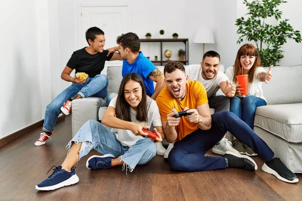 Groep Van Jonge Vrienden Glimlachen Gelukkig Spelen Videospel Thuis — Stockfoto