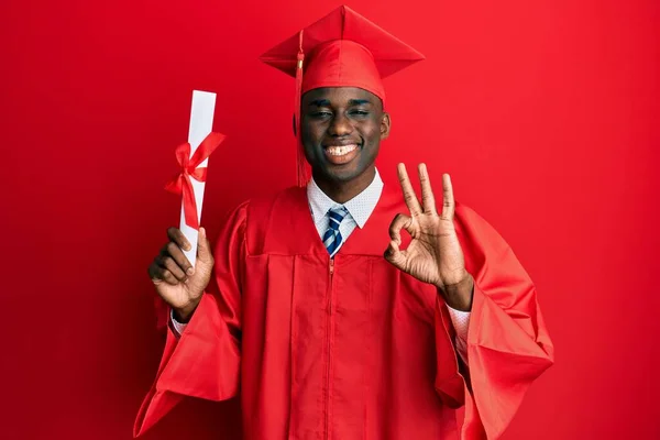 Mezuniyet Şapkası Tören Cübbesi Giyen Genç Afrikalı Amerikalı Adam Diplomasını — Stok fotoğraf