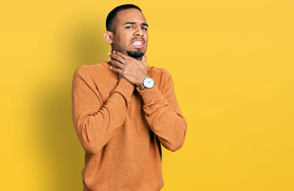 Young African American Man Wearing Casual Clothes Shouting Suffocate Because — Stock Photo, Image