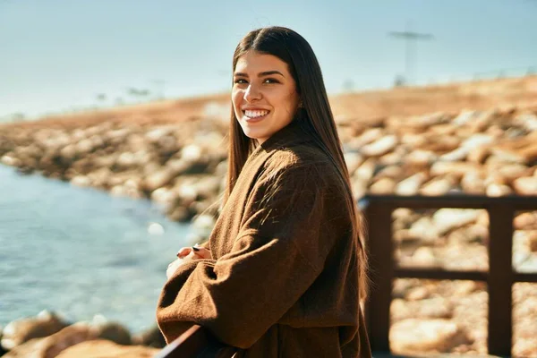Genç Spanyol Kadın Gülümsüyor Mutlu Bir Şekilde Sahildeki Korkuluklara Yaslanıyor — Stok fotoğraf