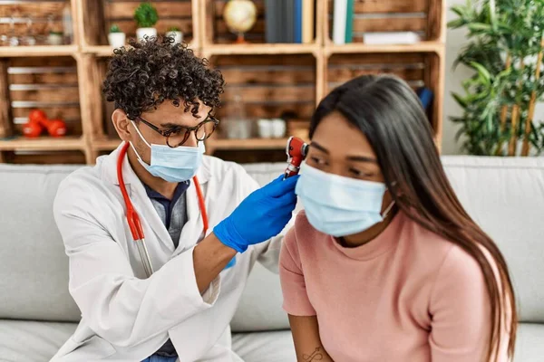 Genç Latin Doktor Muayene Odasında Otoskop Kullanan Bir Kadının Kulağına — Stok fotoğraf