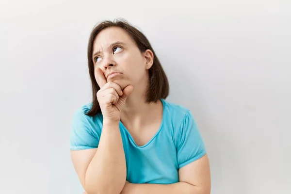 Young Syndrome Woman Standing Isolated Background Hand Chin Thinking Question — Stock Photo, Image