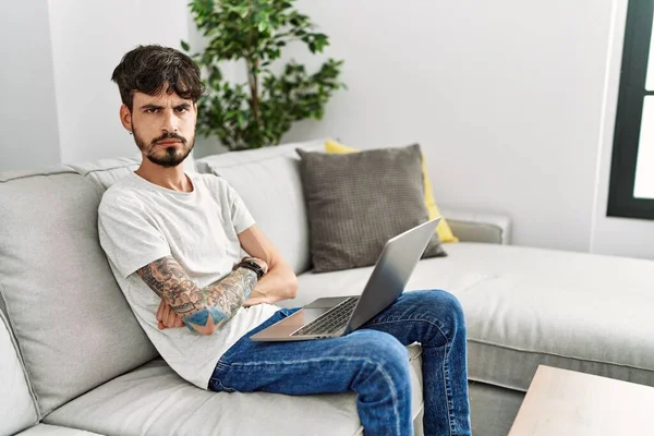 Hombre Hispano Con Barba Sentado Sofá Escéptico Nervioso Desaprobando Expresión — Foto de Stock