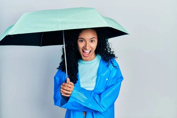 Junge Hispanische Frau Mit Lockigem Haar Trägt Regenmantel Und Regenschirm — Stockfoto