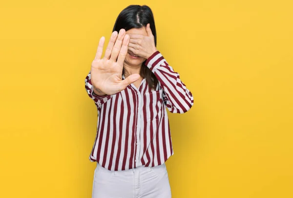 Hermosa Mujer Morena Vistiendo Camisa Rayas Cubriendo Los Ojos Con —  Fotos de Stock