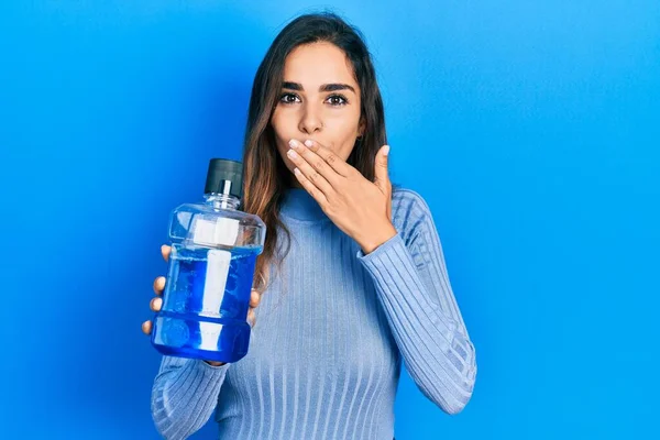 Ung Latinamerikansk Flicka Håller Munvatten För Frisk Andedräkt Täcker Munnen — Stockfoto