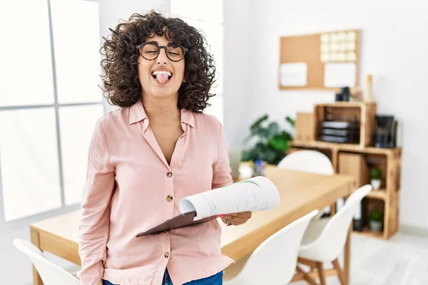 Ung Mellanösternkvinna Affärsstil Kontoret Sticker Tungan Nöjd Med Roliga Uttryck — Stockfoto