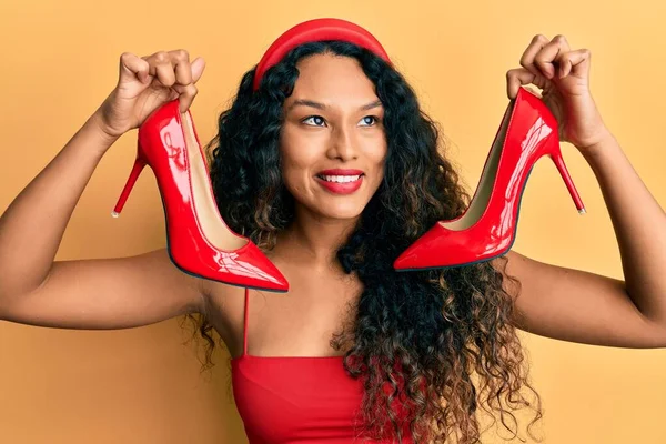 Mladá Latinská Žena Drží Červené Vysoké Podpatky Boty Úsměvem Dívá — Stock fotografie