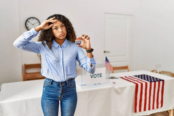 Hermosa Mujer Hispana Pie Campaña Política Votando Boleta Preocupada Estresada — Foto de Stock