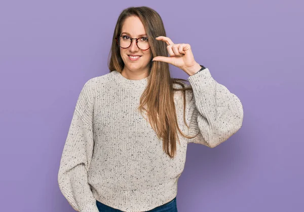 Mujer Rubia Joven Vistiendo Suéter Casual Gafas Sonrientes Seguros Gesto —  Fotos de Stock