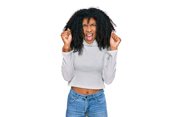 Chica Afroamericana Joven Con Ropa Casual Enojado Loco Levantando Los —  Fotos de Stock