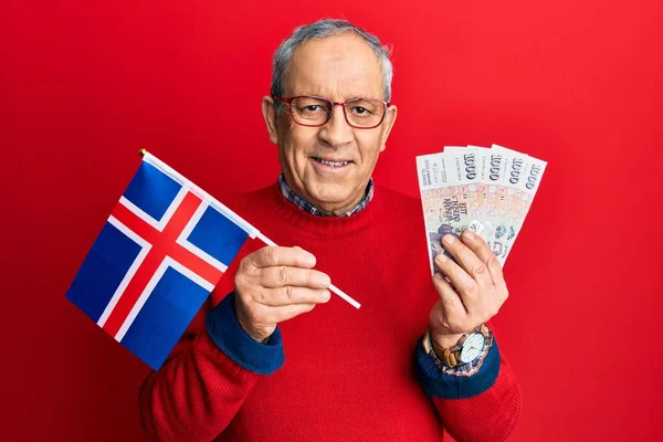 Stilig Senior Man Med Grått Hår Som Håller Islandflagga Och — Stockfoto