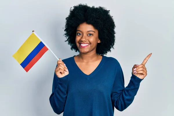 Giovane Donna Afroamericana Che Tiene Bandiera Della Colombia Sorridente Felice — Foto Stock