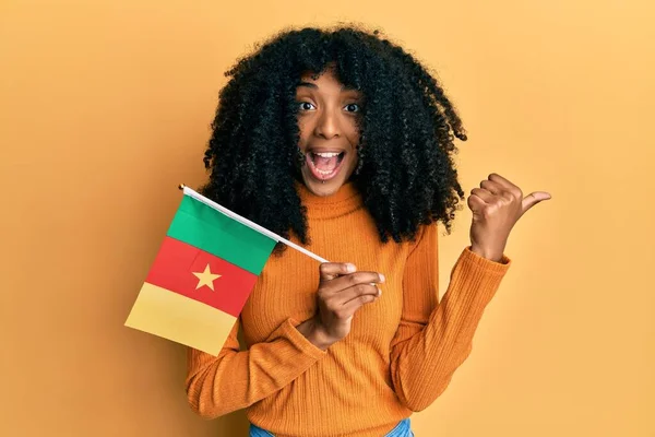 Afričanky Americká Žena Afro Vlasy Drží Senegal Vlajka Ukazující Palec — Stock fotografie