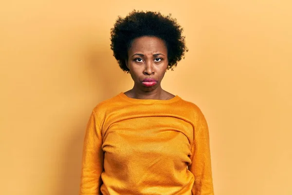 Jonge Afro Amerikaanse Vrouw Met Casual Kleding Depressief Zorgen Voor — Stockfoto