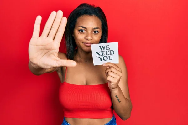 Νεαρή Αφρο Αμερικανίδα Που Κρατάει Χαρτί Σου Ανοιχτό Χέρι Κάνει — Φωτογραφία Αρχείου