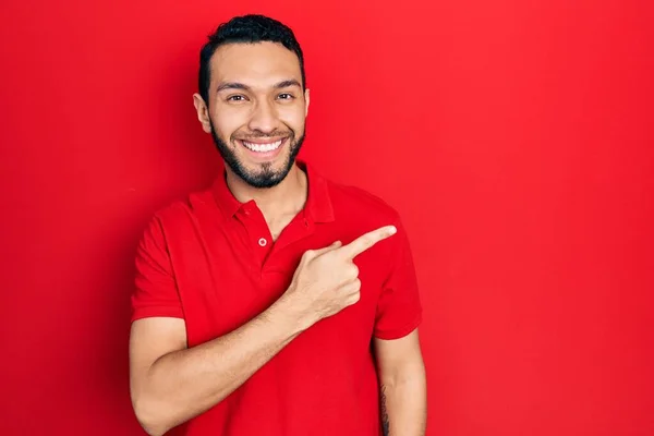 Homem Hispânico Com Barba Vestindo Casual Camiseta Vermelha Alegre Com — Fotografia de Stock