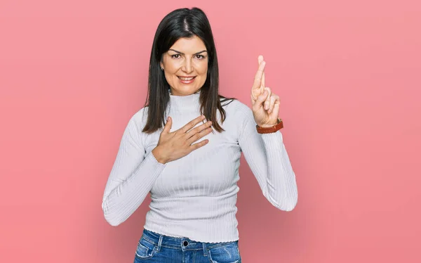 Beautiful Brunette Woman Wearing Casual Clothes Smiling Swearing Hand Chest — Stock Photo, Image