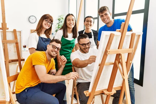 Grupo Pessoas Sorrindo Feliz Olhando Desenhar Parceiro Estúdio Arte — Fotografia de Stock