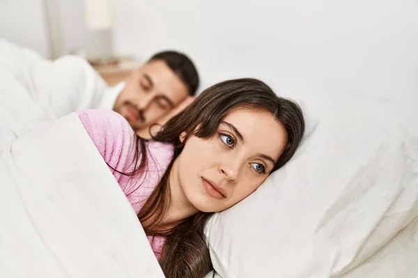 Junges Hispanisches Paar Schläft Auf Bett Hause — Stockfoto