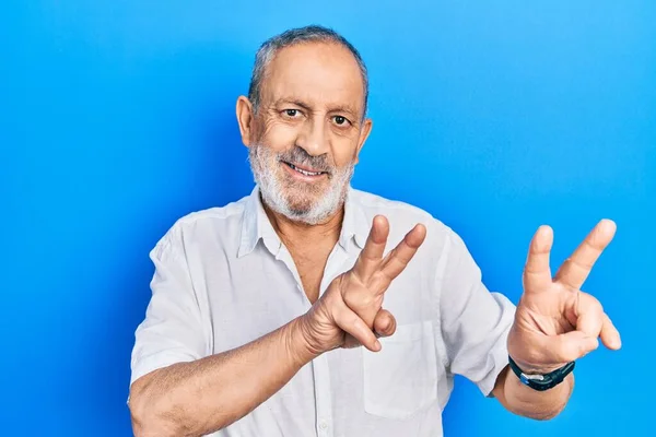 Bonito Homem Sênior Com Barba Vestindo Camisa Branca Casual Sorrindo — Fotografia de Stock