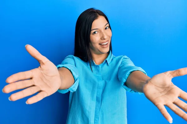 Ung Latinamerikansk Kvinna Klädd Avslappnade Kläder Tittar Kameran Leende Med — Stockfoto