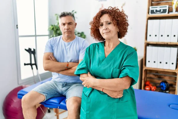 Fysioterapi Kvinna Som Arbetar Smärta Återhämtning Klinik Med Patient Skeptisk — Stockfoto