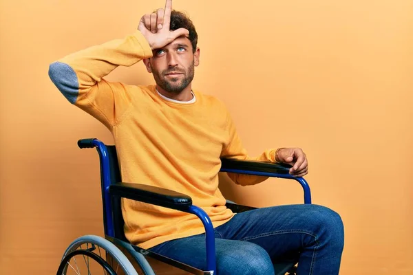 Tekerlekli Sandalyede Oturan Yakışıklı Adam Alnında Parmakları Olan Insanlarla Dalga — Stok fotoğraf