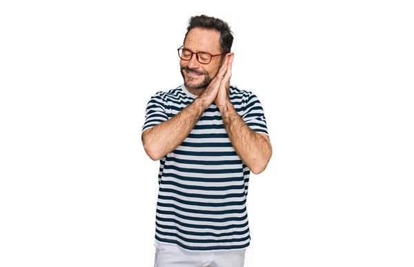 Hombre Mediana Edad Con Ropa Casual Gafas Durmiendo Cansado Soñando — Foto de Stock
