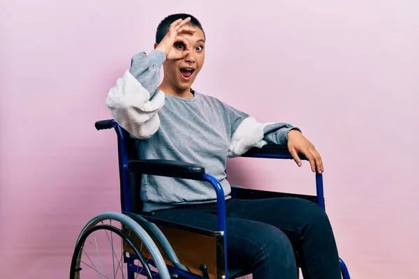 Красивая Латиноамериканка Короткими Волосами Сидящая Инвалидной Коляске Делает Нормальный Жест — стоковое фото