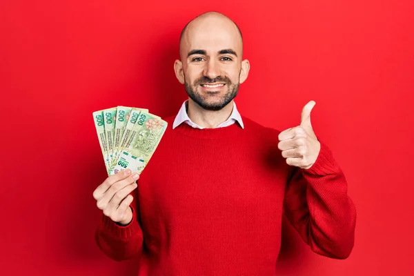 Giovane Uomo Calvo Possesso Pesos Argentini Banconote Sorridenti Felice Positivo — Foto Stock