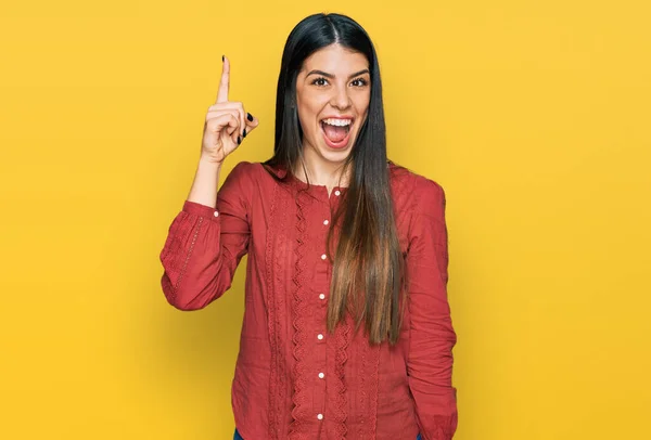 Молода Іспаномовна Жінка Носить Повсякденний Одяг Вказуючи Пальцем Успішну Ідею — стокове фото