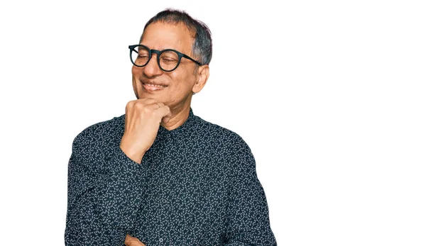 Medelålders Indian Man Bär Casual Kläder Och Glasögon Med Handen — Stockfoto