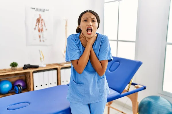 Krásná Hispánská Fyzioterapeutka Klinice Zotavení Bolesti Křičí Dusí Protože Bolí — Stock fotografie