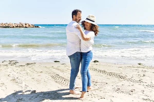 Middelbare Leeftijd Hispanic Paar Glimlachen Gelukkig Dansen Het Strand — Stockfoto