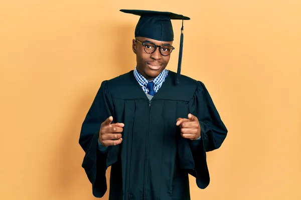 Jovem Afro Americano Vestindo Boné Formatura Roupão Cerimônia Apontando Dedos — Fotografia de Stock