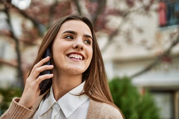 Jonge Spaanse Zakenvrouw Glimlachend Gelukkig Praten Smartphone Stad — Stockfoto