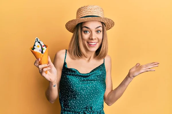 Dondurma Yiyen Beyaz Tenli Genç Kadın Başarıyı Mutlu Bir Gülümsemeyle — Stok fotoğraf