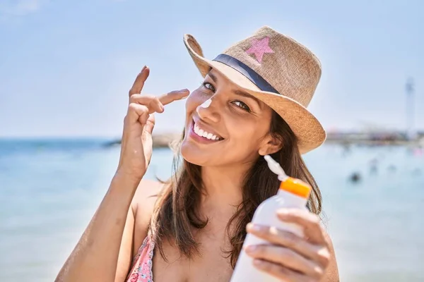 Mulher Morena Desfrutando Dia Verão Praia Aplicando Protetor Solar Creme — Fotografia de Stock