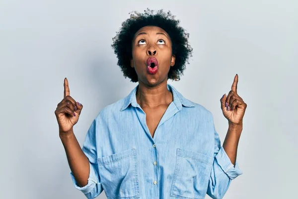 Mujer Afroamericana Joven Vestida Con Ropa Casual Asombrada Sorprendida Mirando — Foto de Stock