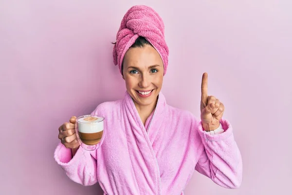 Junge Blonde Frau Bademantel Trinkt Kaffee Lächelnd Mit Einer Idee — Stockfoto