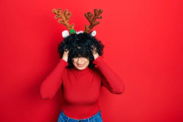 Jovem Mulher Oriente Médio Vestindo Chifres Renas Natal Bonitos Que — Fotografia de Stock