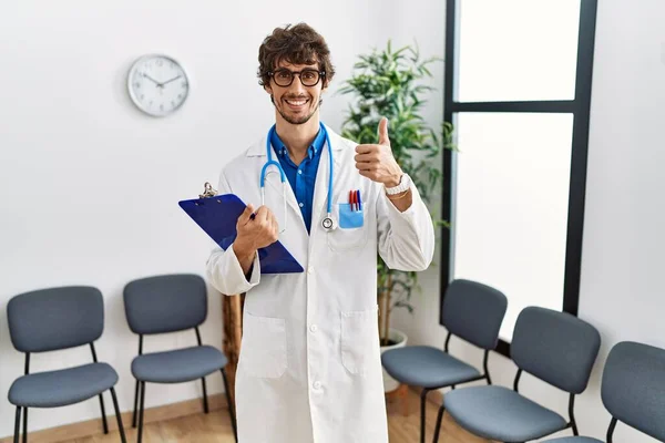 Νεαρός Ισπανός Γιατρός Στην Αίθουσα Αναμονής Κάνει Χαρούμενη Χειρονομία Χέρι — Φωτογραφία Αρχείου