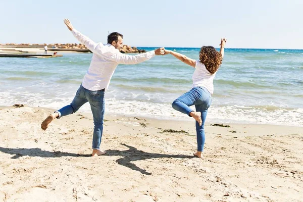 Pareja Hispana Mediana Edad Vista Trasera Bailando Playa — Foto de Stock