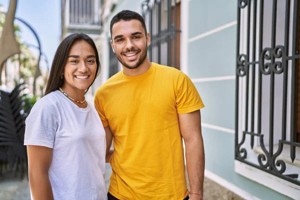 Jong Latijn Paar Glimlachen Gelukkig Knuffelen Staan Stad — Stockfoto