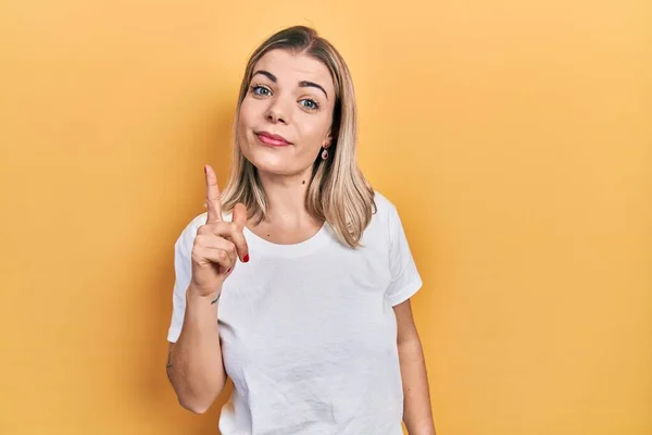 Schöne Kaukasierin Lässigem Weißem Shirt Die Mit Erhobenem Zeigefinger Auf — Stockfoto