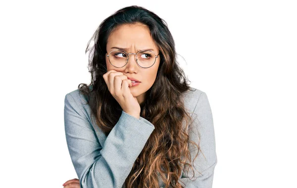 Giovane Ragazza Ispanica Indossa Abiti Lavoro Occhiali Cercando Stressato Nervoso — Foto Stock