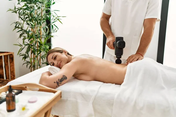 Giovane Donna Caucasica Presso Clinica Fisioterapia Ottenere Massaggio Muscolare Terapeuta — Foto Stock