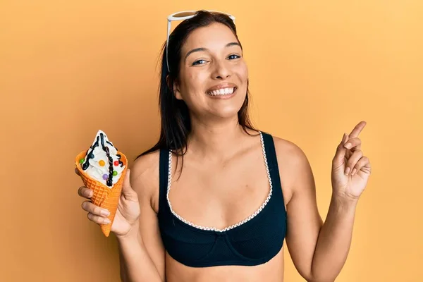 Jeune Femme Latine Portant Bikini Tenant Crème Glacée Souriant Heureux — Photo
