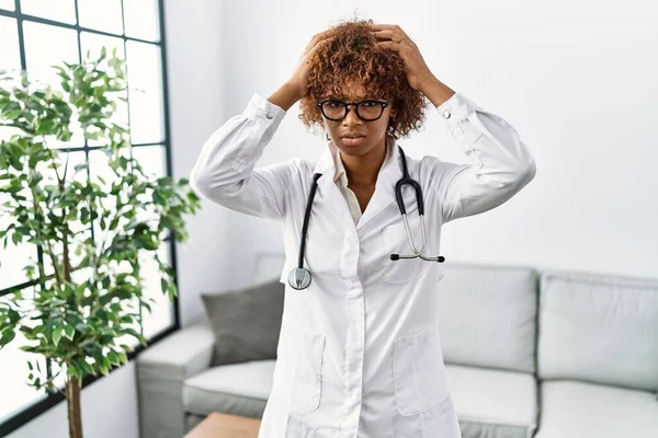 Mujer Afroamericana Joven Con Uniforme Médico Estetoscopio Que Sufre Dolor —  Fotos de Stock